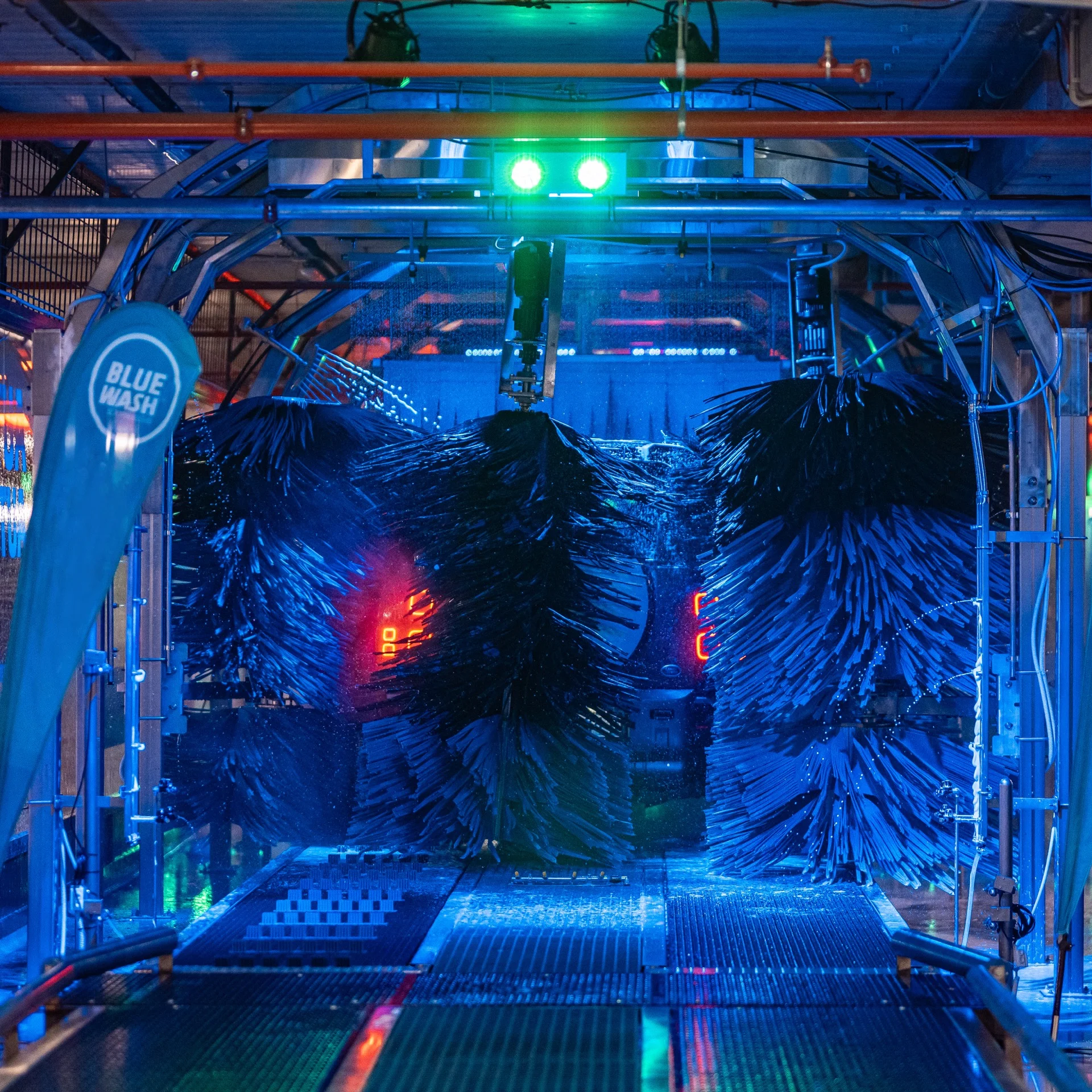 Bluewash Waschtunnel in Basel – Fahrzeug in der automatischen Waschanlage mit blauer LED-Beleuchtung